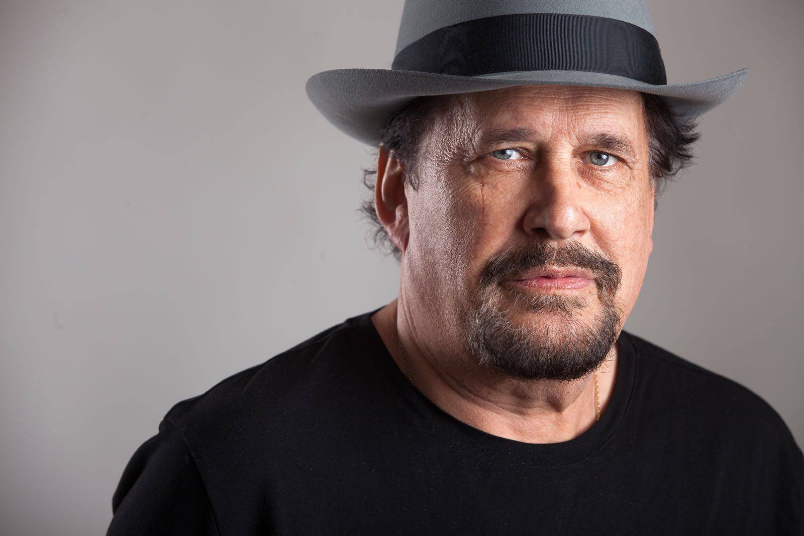 Luis Emilio Batallán arrasa co seu disco 70 y 29