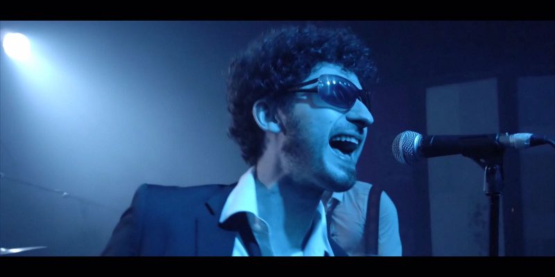 Fernando González do grupo ourensán Priscila, interpreta a Quique