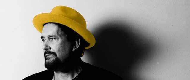 Luis Emilio Batallán ofrece un concerto íntimo-acústico no Riquela Club de Compostela